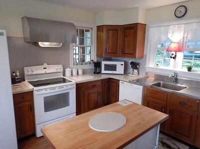 Waterfront Home On 3 Acres. Fish,crab, & kayak from the pier + great sunsets!