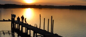 Waterfront Home On 3 Acres. Fish,crab, & kayak from the pier + great sunsets!