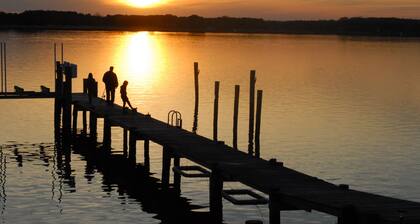 Waterfront Home On 3 Acres. Fish,crab, & kayak from the pier + great sunsets!