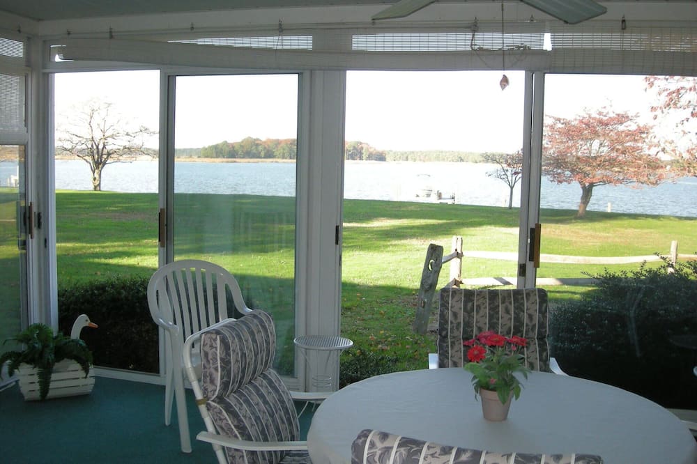 Waterfront Home On 3 Acres. Fish,crab, & kayak from the pier + great sunsets!