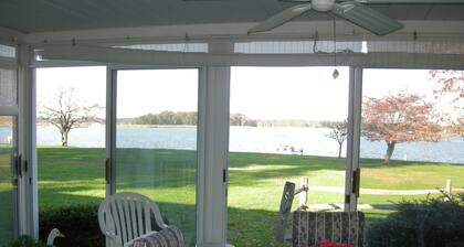 Waterfront Home On 3 Acres. Fish,crab, & kayak from the pier + great sunsets!