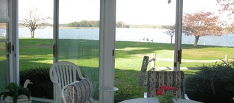 Waterfront Home On 3 Acres. Fish,crab, & kayak from the pier + great sunsets!