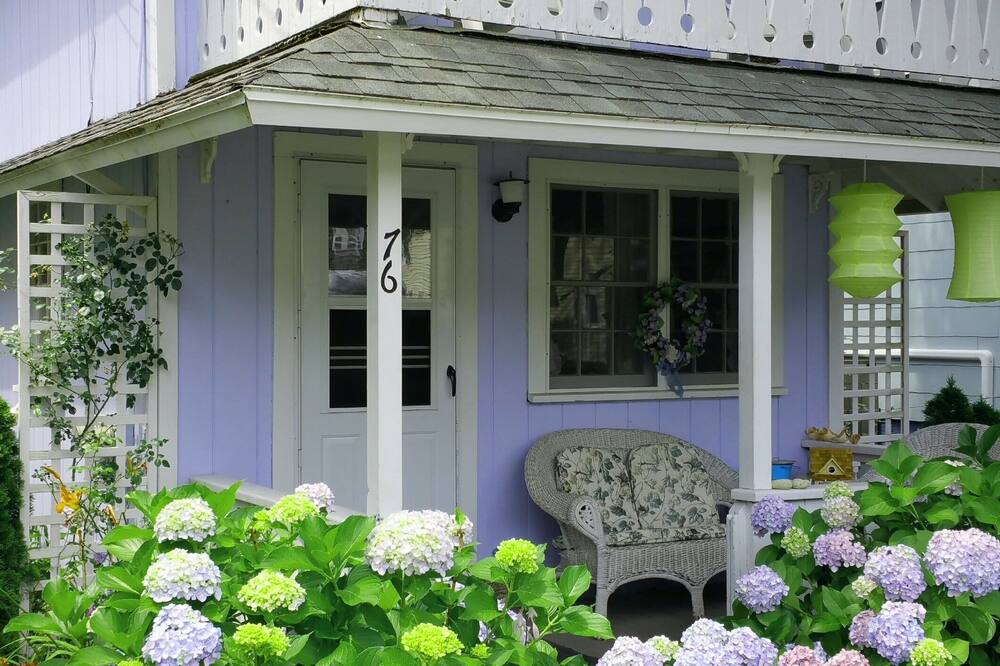 Downtown Oak Bluffs, short walk to beach & town