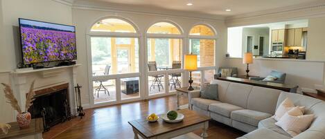 Smart-TV, Kamin, Tischtennisplatte