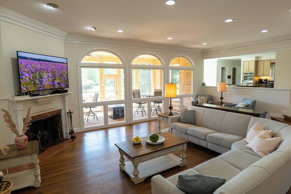 智能電視、壁爐、乒乓球設施