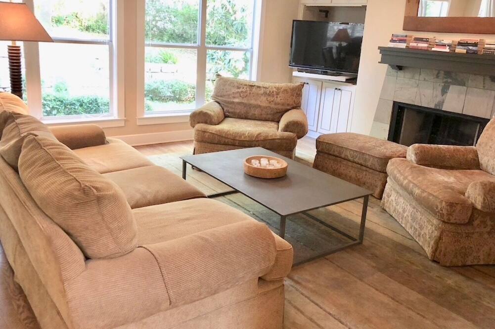 WONDERFUL DOWNTOWN AUSTIN HOUSE WITH YARD IN UPSCALE QUAINT NEIGHBORHOOD