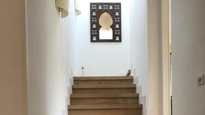 Un escalier avec des marches en bois menant à un palier.