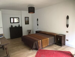 4 bedrooms, iron/ironing board, free WiFi, bed sheets