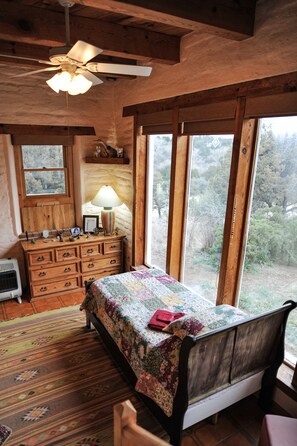 2 bedrooms, WiFi, bed sheets, wheelchair access - Large Picture Windows for Viewing Mountains and wildlife (Silver City)