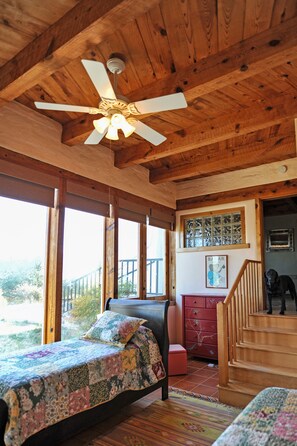 2 bedrooms, WiFi, bed sheets, wheelchair access - Large Picture Windows for Viewing Mountains and wildlife (Silver City)