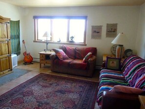 TV connectée, lecteur de DVD, livres