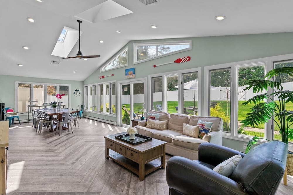 Magnificent Luxury Home in Eastward Look - Central A/C,Walk to Scarborough Beach