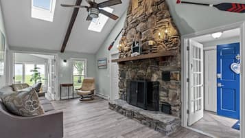 Smart TV, fireplace, Netflix, Hulu