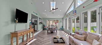 Magnificent Luxury Home in Eastward Look - Central A/C,Walk to Scarborough Beach