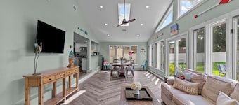 Magnificent Luxury Home in Eastward Look - Central A/C,Walk to Scarborough Beach