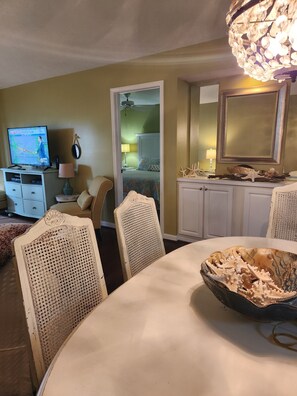 Dining - Cozy King Condo on True Blue Golf Club steps from pool hot tub + State Park Pass (Pawleys Island)