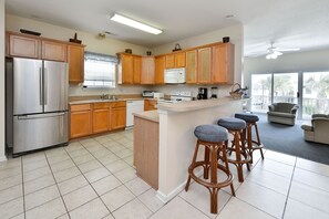 Kühlschrank, Mikrowelle, Ofen, Geschirrspüler