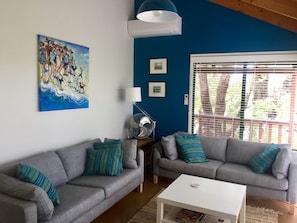 Télévision, lecteur de DVD, livres, vidéothèque