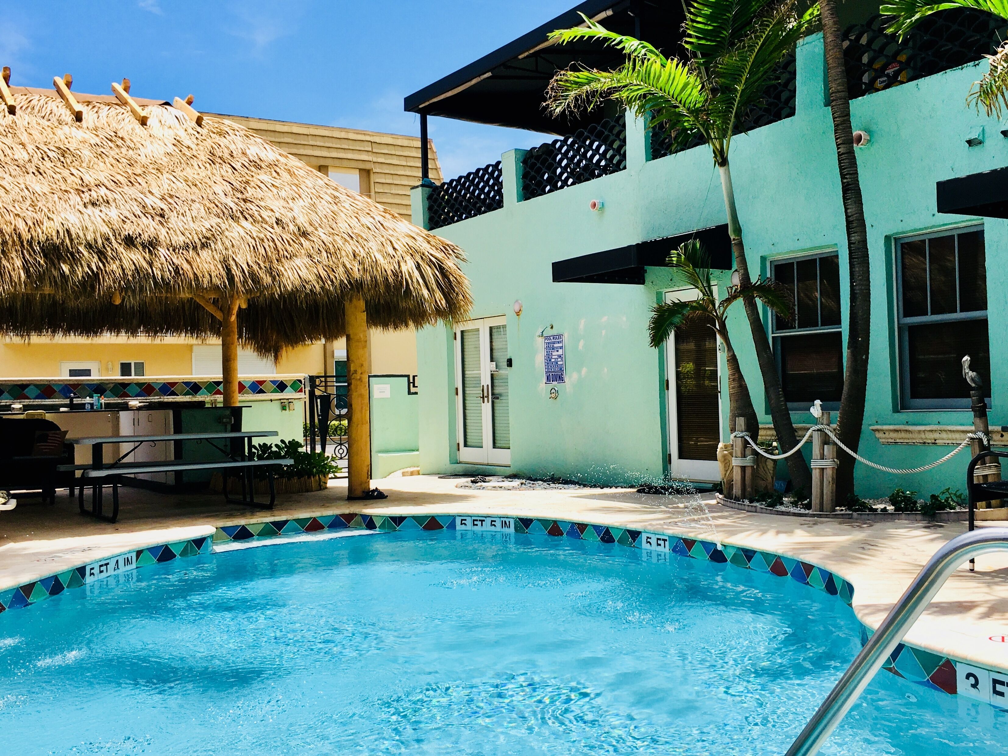 MAR - SUMMER OPENINGS!2 BEDROOM/BATH APT. HTD POOL FULL KITCHEN