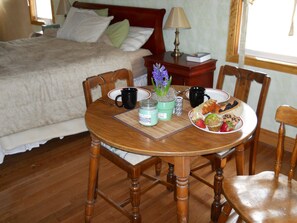 1 bedroom, iron/ironing board, WiFi, bed sheets - Romantic Bed And Breakfast Cottage. (Muskego)