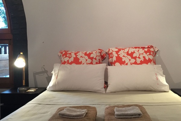 Queen size bed of front bed room