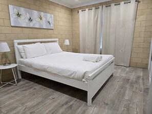 4 Schlafzimmer, Schreibtisch, Bügeleisen/Bügelbrett, Reisekinderbett