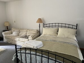 3 bedrooms, iron/ironing board, free WiFi, bed sheets - Charming 3 bedroom 2 bath Lakeside Cabin on Pristine Swanzey Lake (Swanzey)