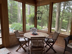 Dining - Charming 3 bedroom 2 bath Lakeside Cabin on Pristine Swanzey Lake (Swanzey)