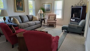 Een smart-tv, een dvd-speler, boeken en een filmbibliotheek