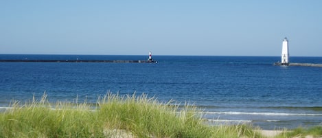 Una spiaggia nelle vicinanze, lettini da mare, teli da spiaggia