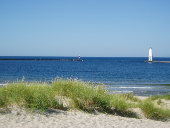 Playa en los alrededores, camastros y toallas de playa
