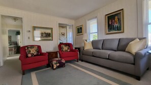 Een smart-tv, een dvd-speler, boeken en een filmbibliotheek