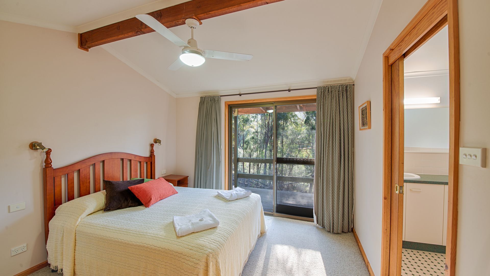 Stewart Cottage - vineyards getaway — image 5