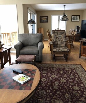 Älytelevisio, takka, DVD-soitin, pöytäjalkapallopöytä