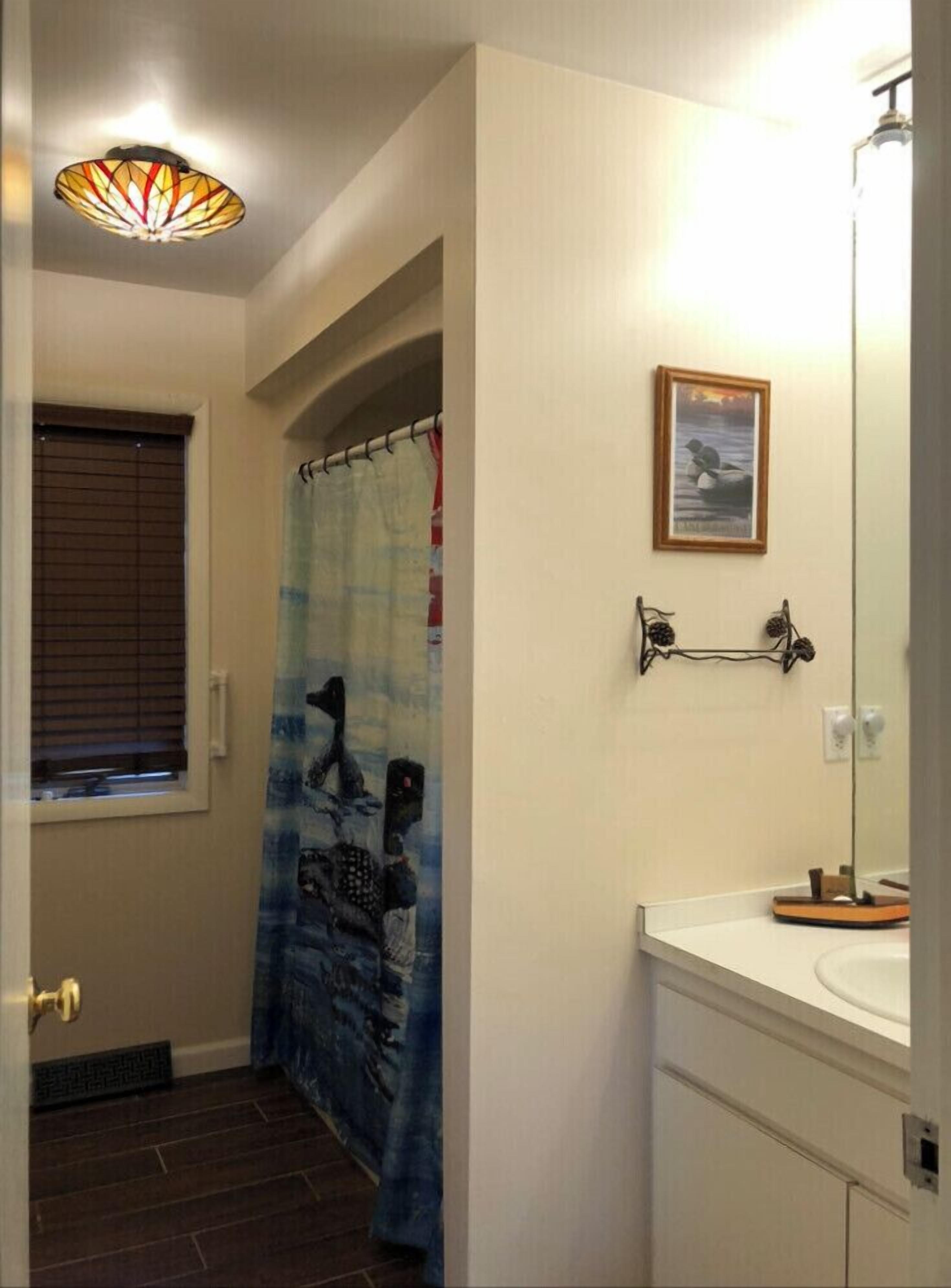 2nd bath upstairs 