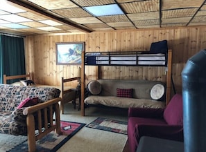 Smart TV, chimenea, reproductor de DVD y futbolito 