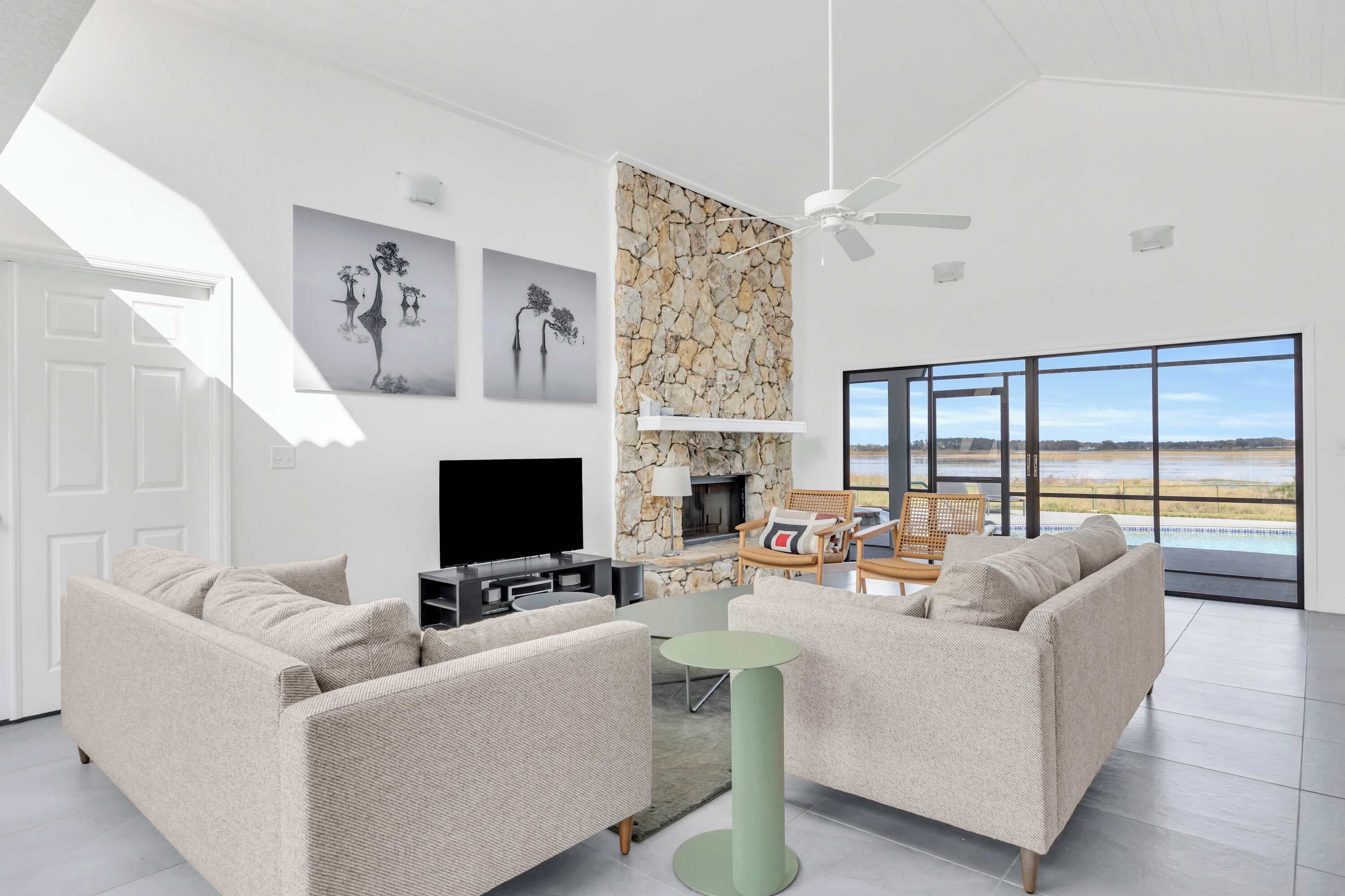 Televisión y oficina 