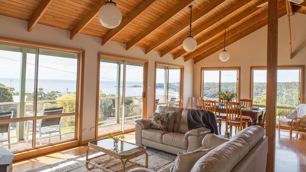 Un espacio habitable amplio con techo alto, ventanas grandes y vistas al exterior.