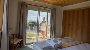 3 bedrooms, iron/ironing board, travel cot, free WiFi