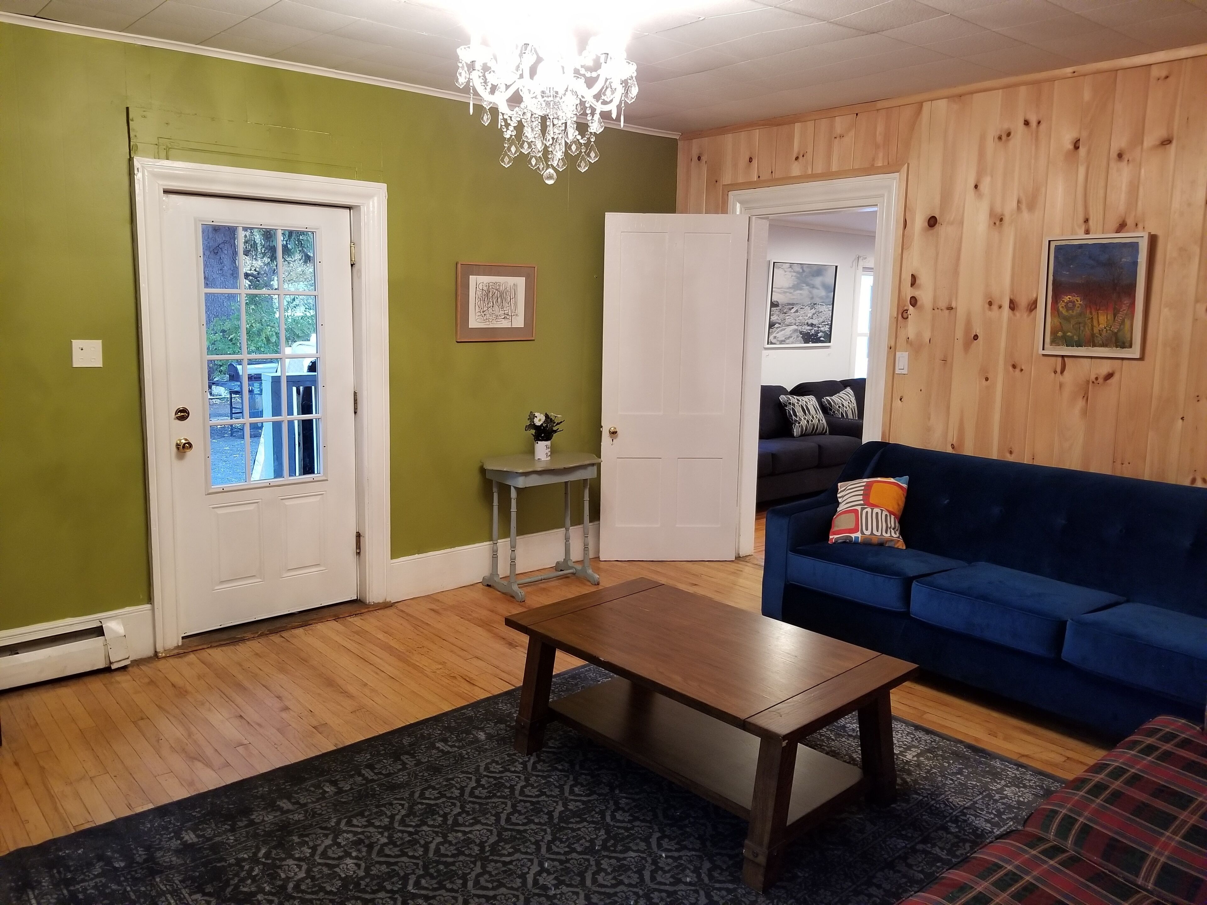 Télévision à écran plat, lecteur de DVD, baby-foot, livres