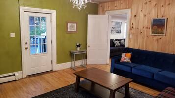 Télévision à écran plat, lecteur de DVD, baby-foot, livres