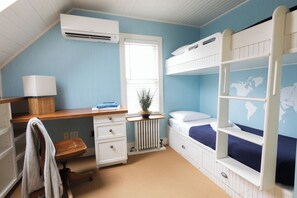 4 bedrooms, iron/ironing board, WiFi, bed sheets