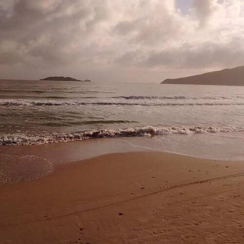 House 50 meters from the sand of Praia dos Ingleses or 5 minutes on foot.