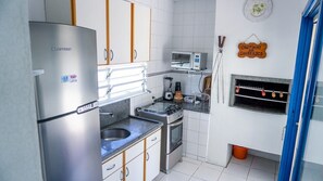 Geladeira, micro-ondas, fogão, cooktop