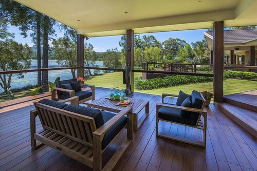 EMERALD BEACH LAKE FRONT ESTATE-Heated Pool, Spa, Pizza Oven, Fire Pit, on Lake 