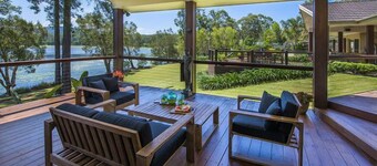 EMERALD BEACH LAKE FRONT ESTATE-Heated Pool, Spa, Pizza Oven, Fire Pit, on Lake 