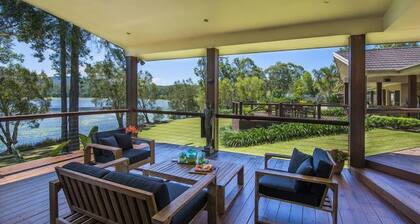 EMERALD BEACH LAKE FRONT ESTATE-Heated Pool, Spa, Pizza Oven, Fire Pit, on Lake