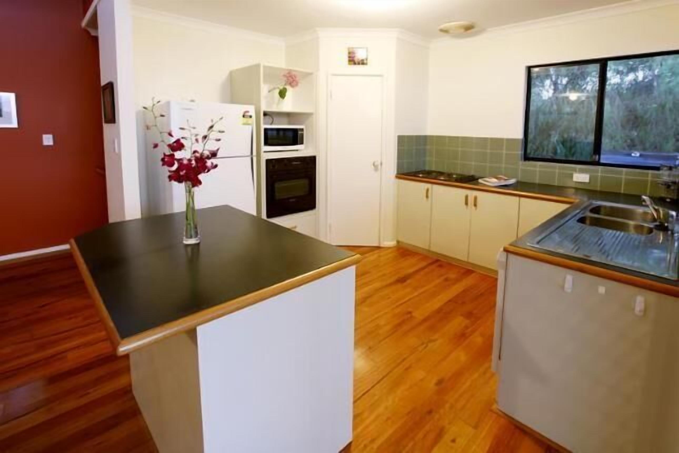 By the Bay on Everingham.....stroll to the beach (STRA6281WNRBTVLM) — image 4