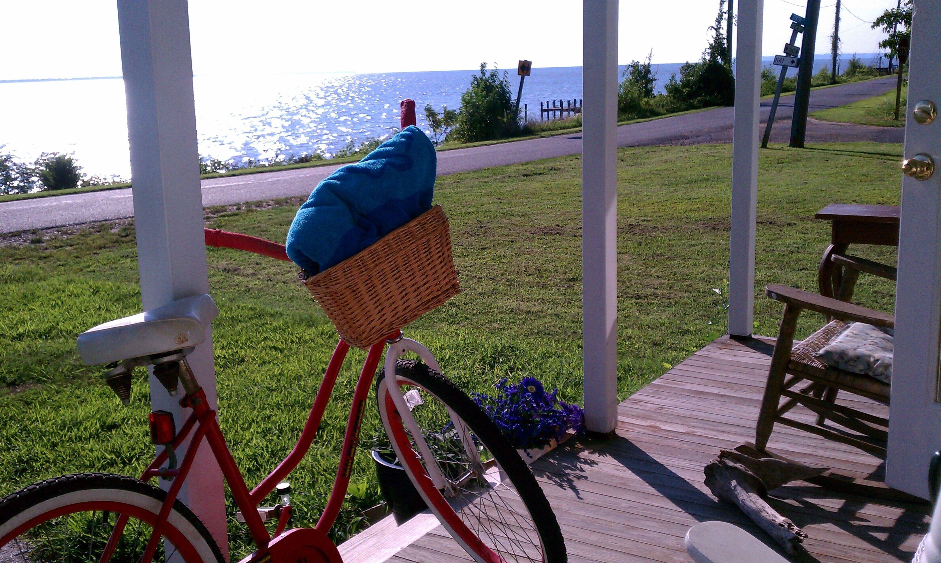 Cheerful Waterfront Cottage With Perfect Porch For Viewing