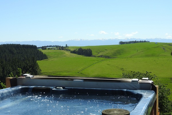 The spa pool is located to enjoy magnificent mountain views.